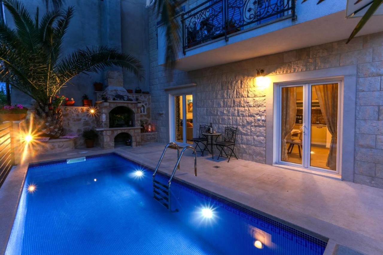 Villa Capitis In The Center- Luxury Apartment With Swimming Pool ฮวาร์ ภายนอก รูปภาพ