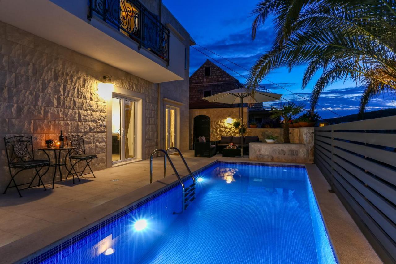 Villa Capitis In The Center- Luxury Apartment With Swimming Pool ฮวาร์ ภายนอก รูปภาพ