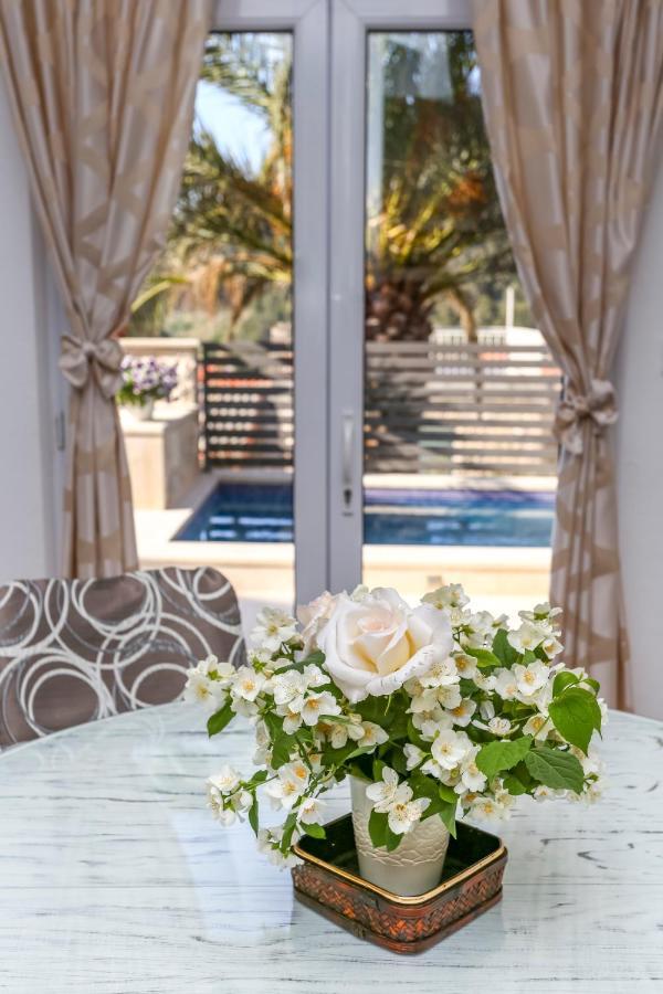 Villa Capitis In The Center- Luxury Apartment With Swimming Pool ฮวาร์ ภายนอก รูปภาพ